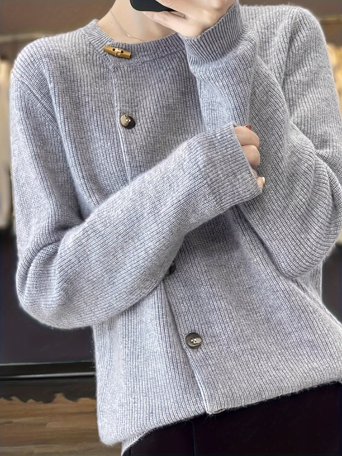 Cardigan en maille côtelée gris clair, boutonnage à boutons, manches longues et col montant