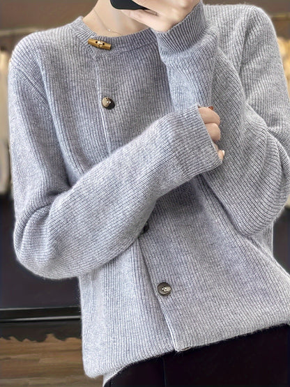 Cardigan en maille côtelée gris clair, boutonnage à boutons, manches longues et col montant