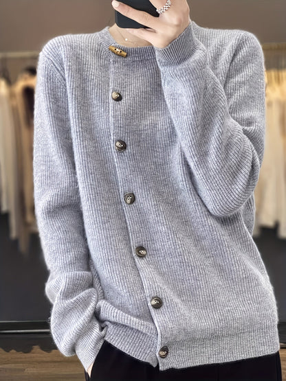 Cardigan en maille côtelée gris clair, boutons devant, col montant et ourlet côtelé