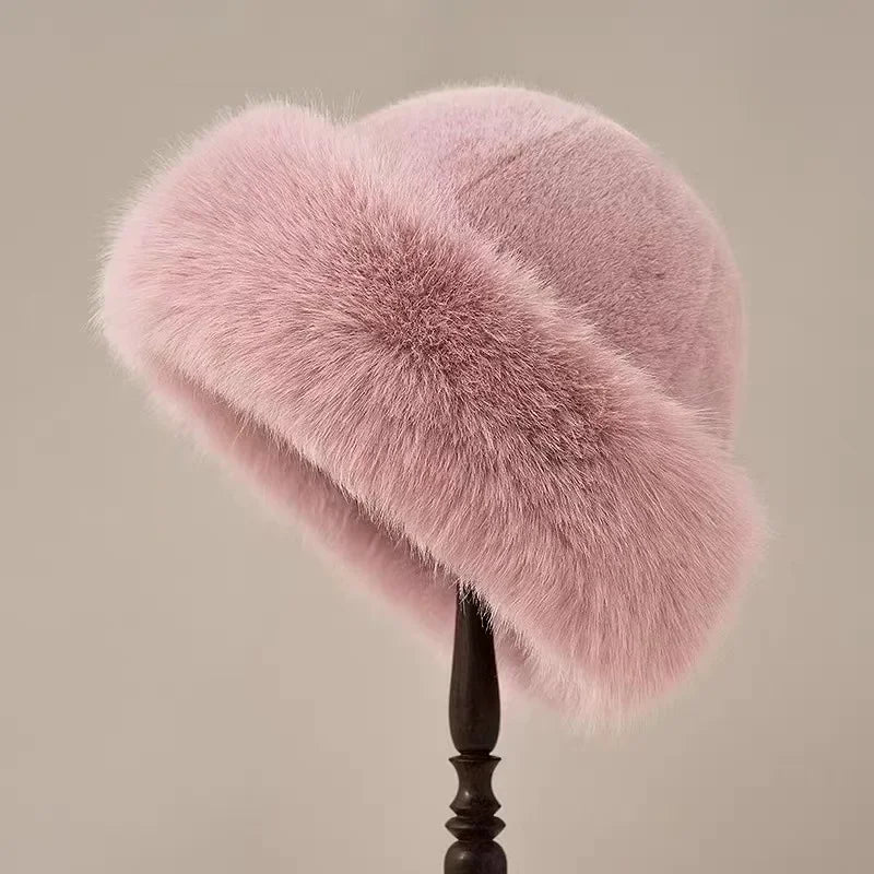 Bonnet en fausse fourrure rose en forme de cœur, bord duveteux