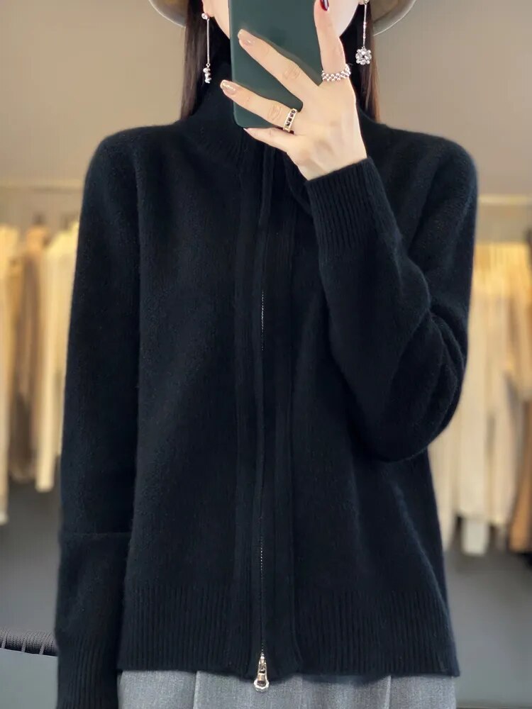 Cardigan zippé noir en maille côtelée, col montant, manches longues.
