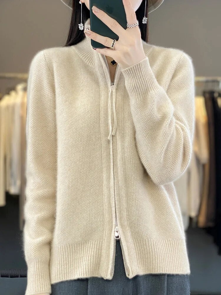 Cardigan zippé écru en maille texturée, col montant, manches longues.