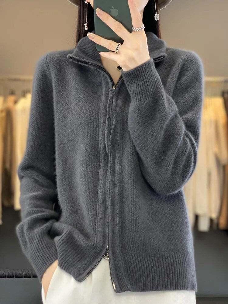 Cardigan zippé gris anthracite en maille, col montant, fermeture centrale.
