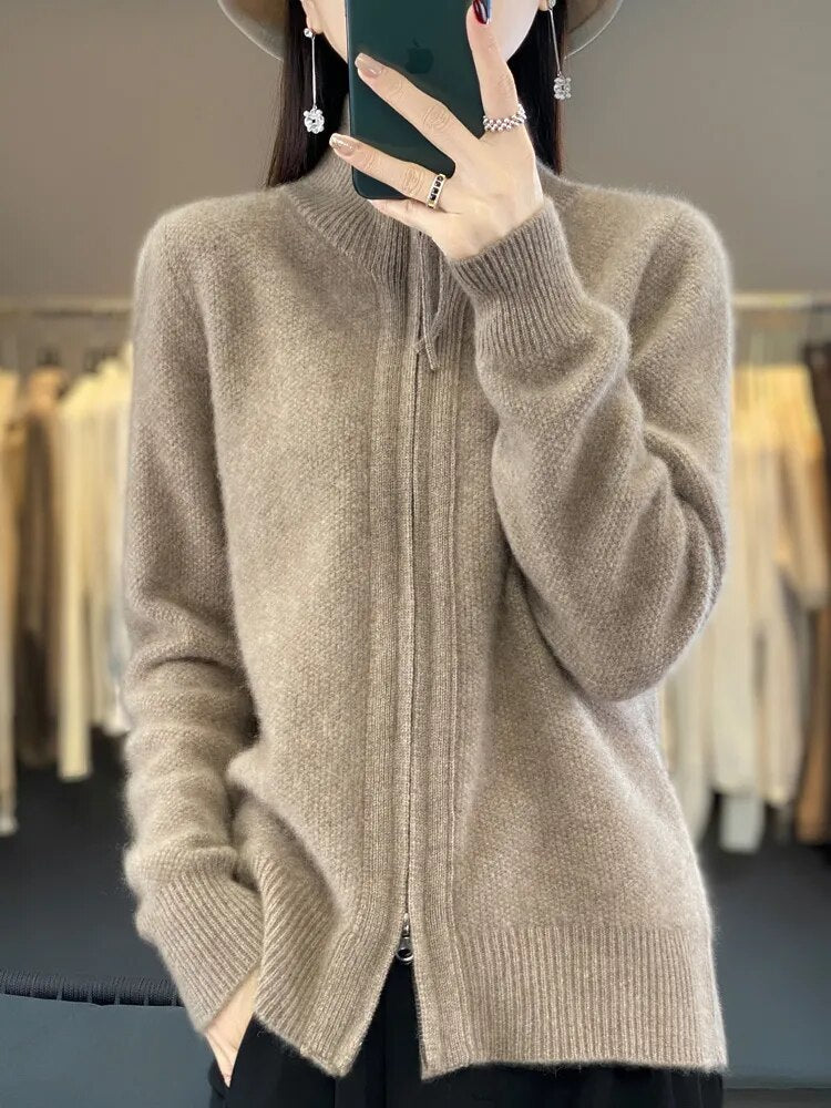 Cardigan zippé beige en maille, col montant, fermeture centrale, manches longues.