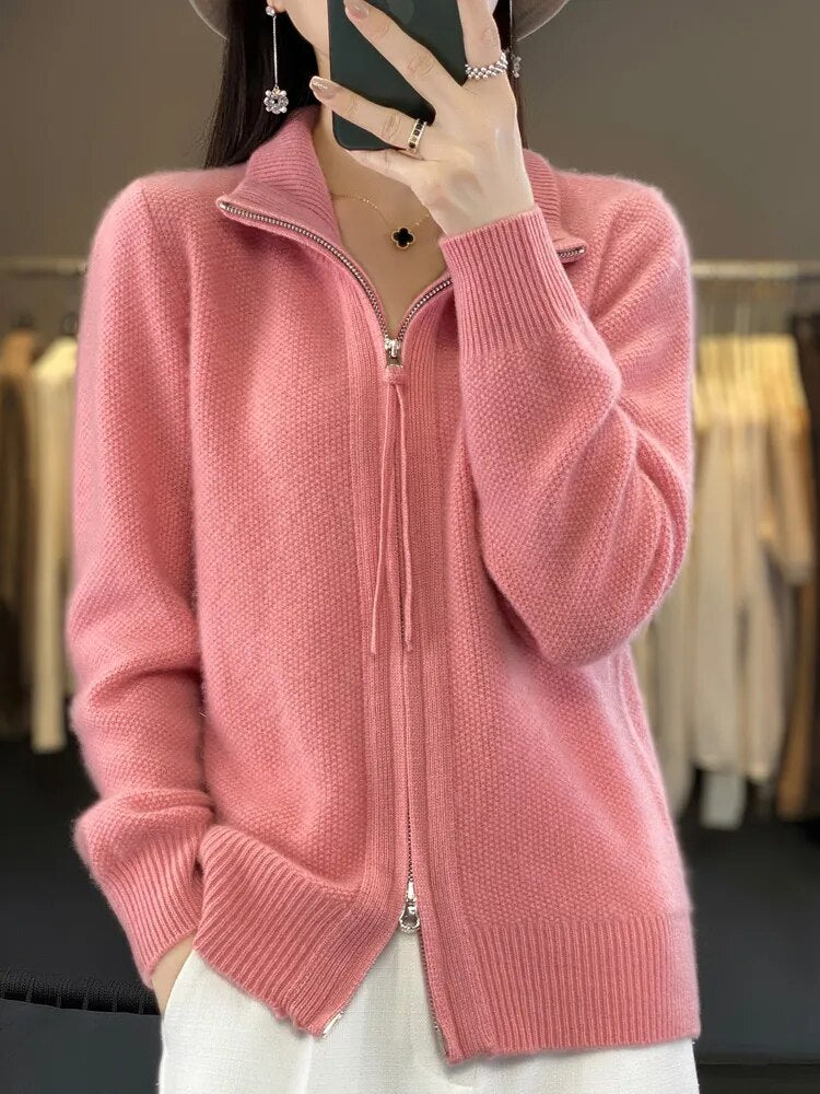 Cardigan zippé rose en maille côtelée, col montant, fermeture centrale, manches longues.