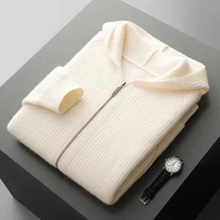 Hoodie en cachemire blanc cassé, zip central, capuche côtelée, manches côtelées.
