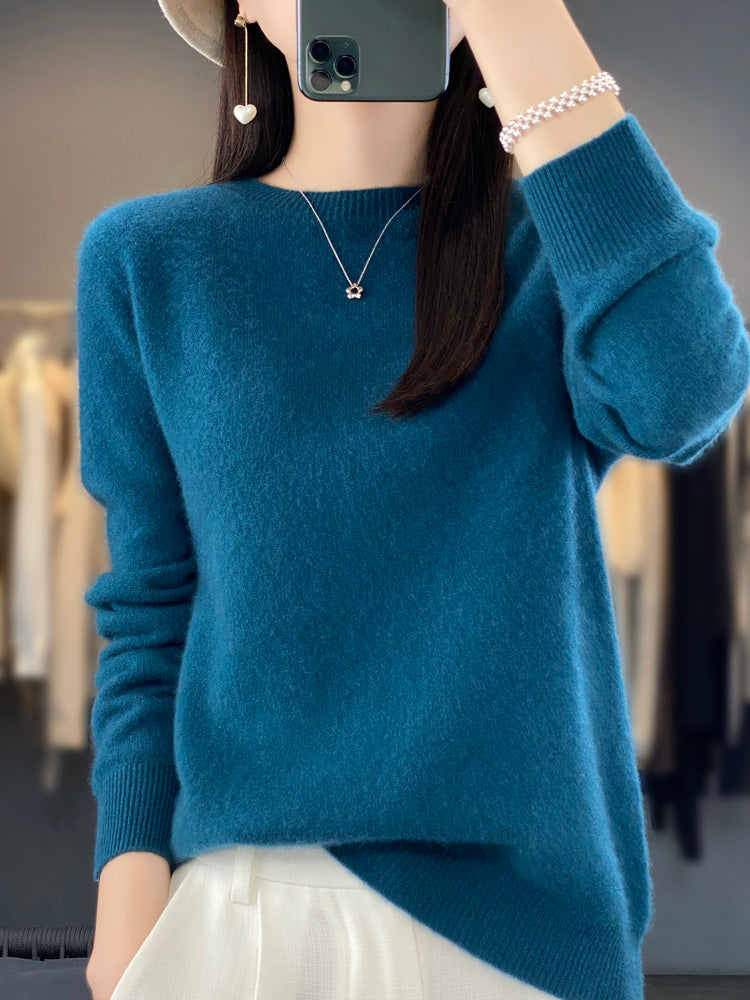 Pull chaud en cachemire bleu, col rond, manches longues, maille côtelée.