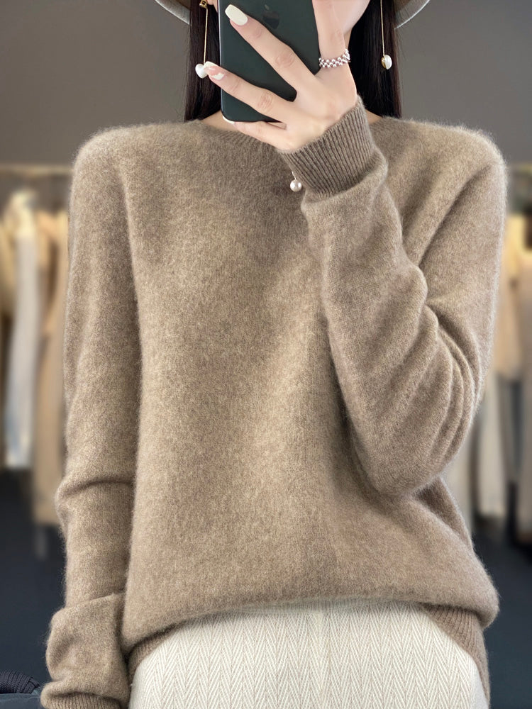 Pull chaud en cachemire beige, col rond, manches longues, bords côtelés.