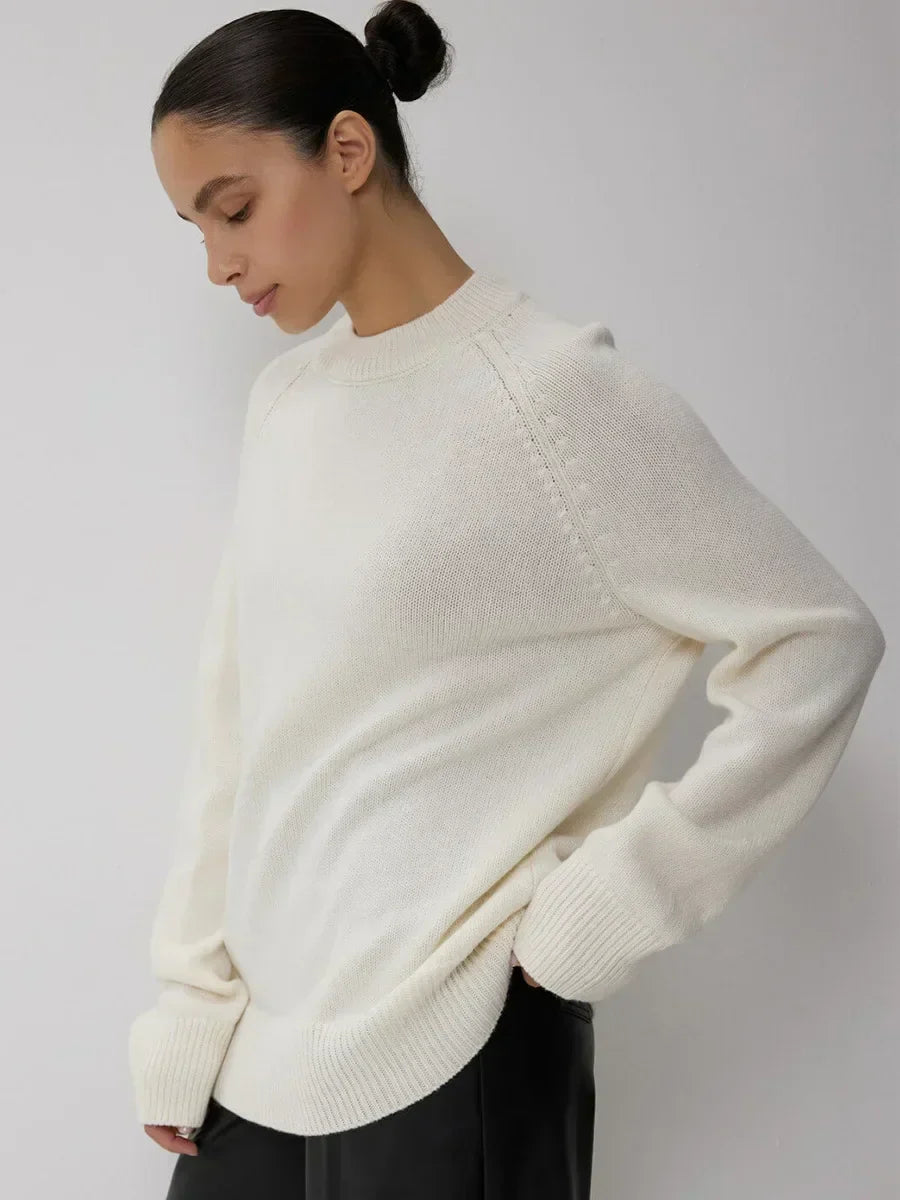 Pull en cachemire crème, encolure ronde côtelée, manches longues, coupe ample
