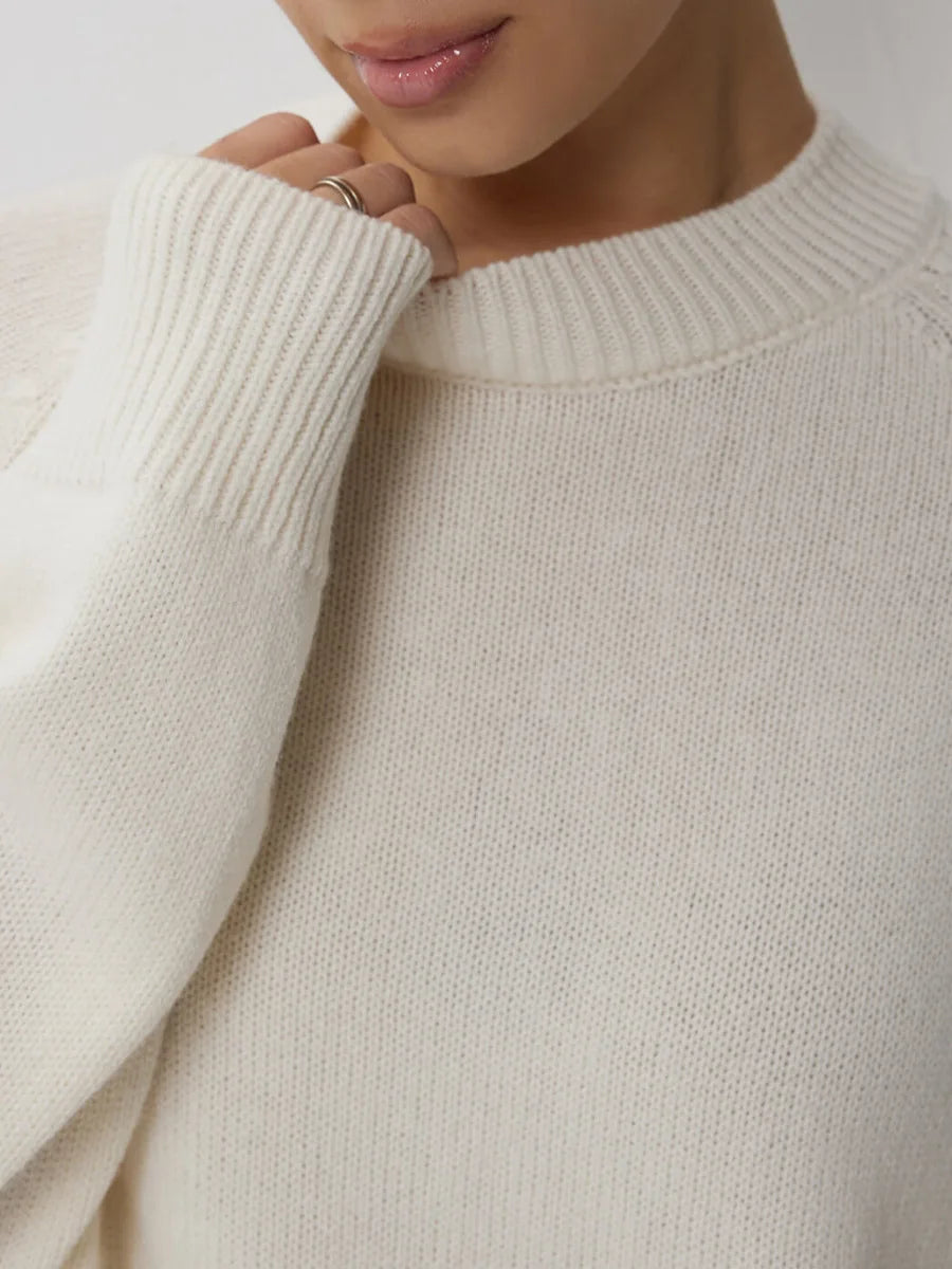 Pull en cachemire crème, col rond côtelé et texture maille fine