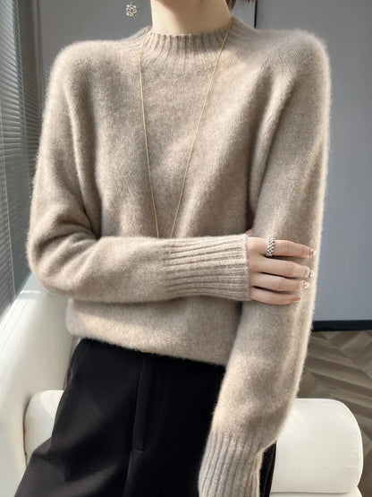 Pull en cachemire beige clair col montant côtelé, coupe ajustée