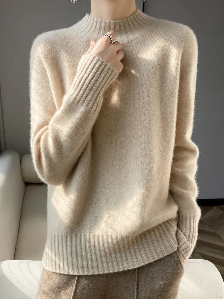 Pull en cachemire beige à col montant côtelé, silhouette près du corps