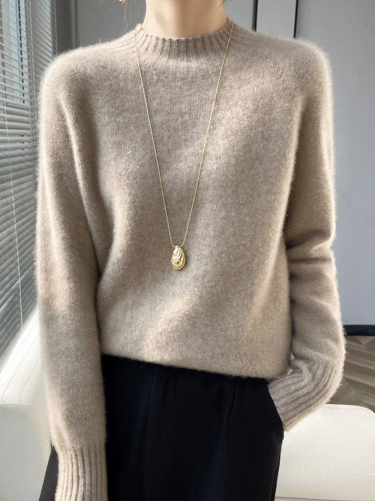 Pull en cachemire beige col montant côtelé, coupe ajustée