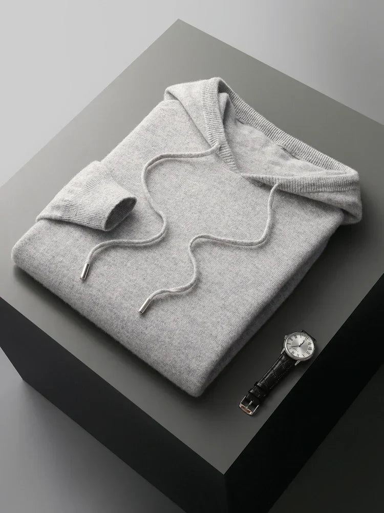 Pull en cachemire décontracté gris clair, col châle, plié à plat.
