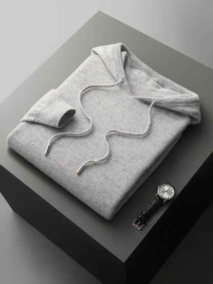 Pull en cachemire décontracté gris clair, col châle, plié à plat.