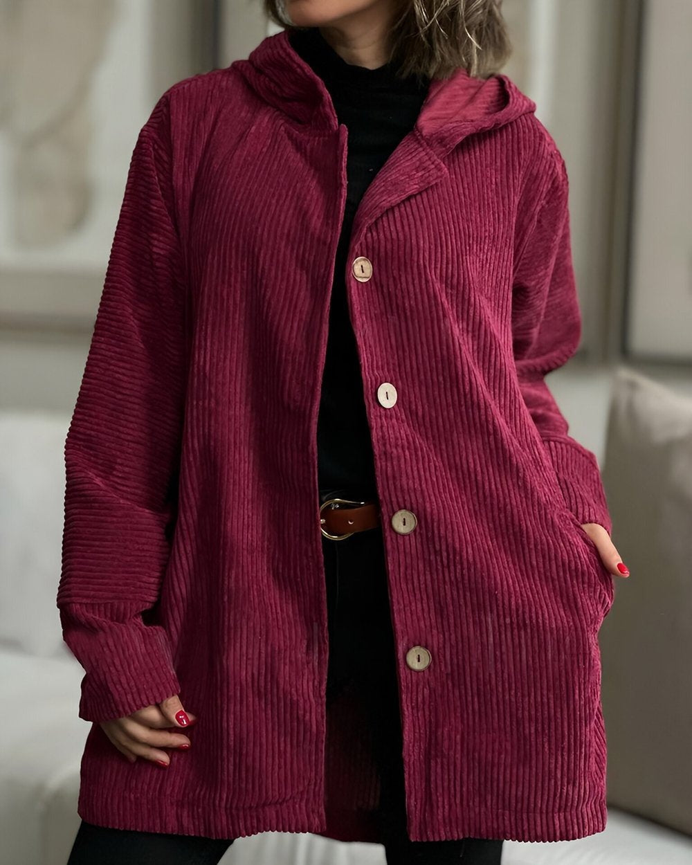 Veste à capuche en tissu côtelé bordeaux, fermeture boutonnée, poches latérales.