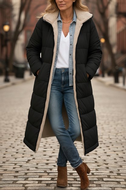 Manteau long matelassé noir, col doublé beige en fausse fourrure, ouvert devant.