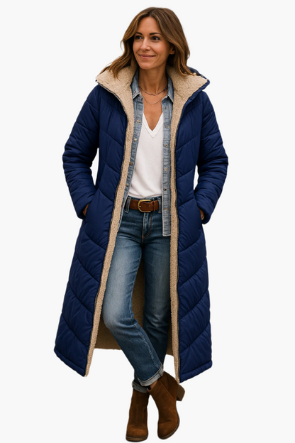 Manteau long matelassé bleu marine, col doublé beige en fausse fourrure, ouvert devant.