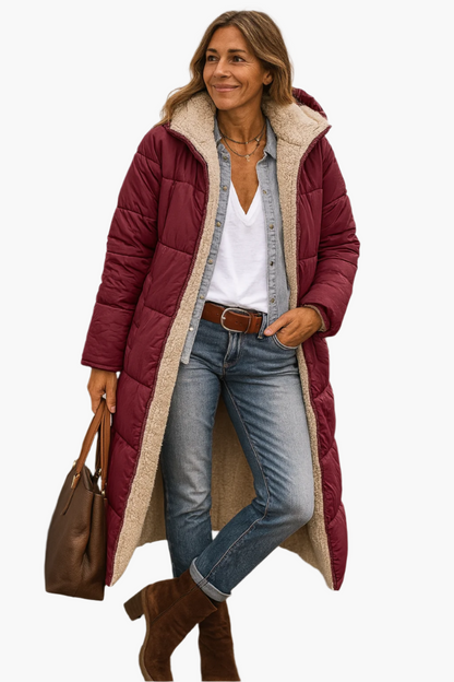 Manteau long matelassé rouge vin, col doublé beige en fausse fourrure, ouvert devant.