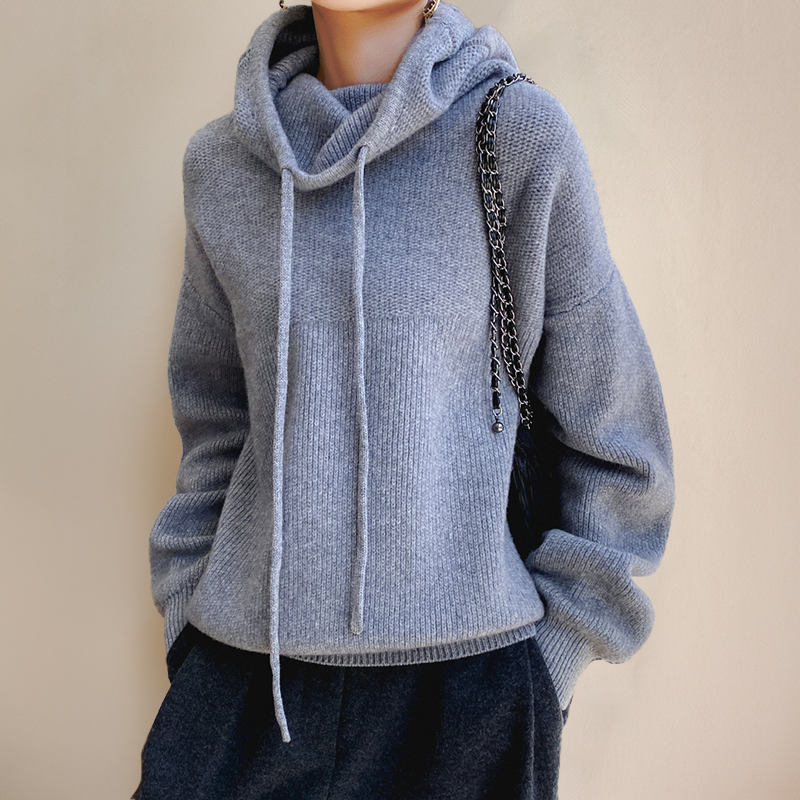 Pull en laine Cloe à capuche, bleu gris, chaîne décorative sur le côté, cordons.