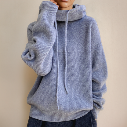 Pull en laine Cloe à capuche, bleu gris clair, poche kangourou et cordons.