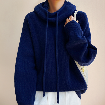Pull en laine Cloe à capuche, bleu marine, cordons, coupe ample et côtelés.