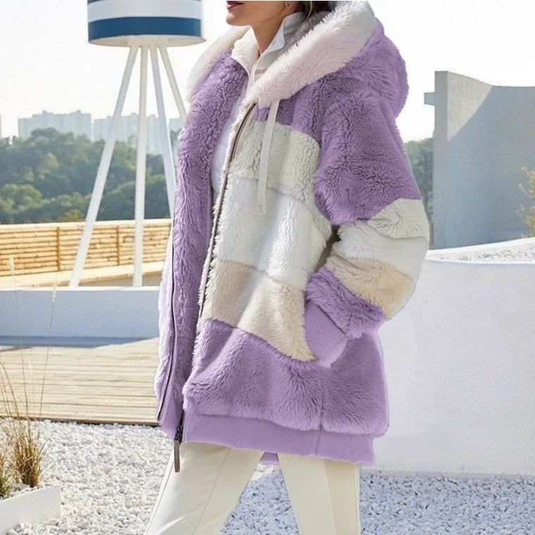 Veste polaire à capuche en fourrure synthétique, violet avec empiècements blancs, fermeture éclair.