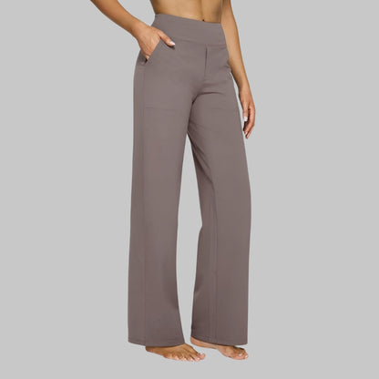 Pantalon confortable gris taupe, coupe droite longue, poche zippée sur la jambe
