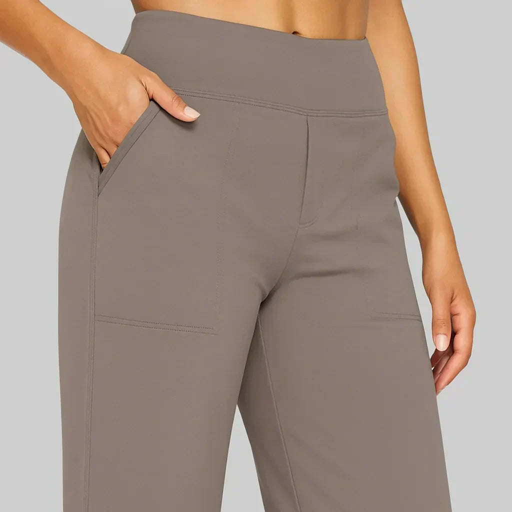 Pantalon confortable gris taupe, taille élastique, coutures droites et poches latérales
