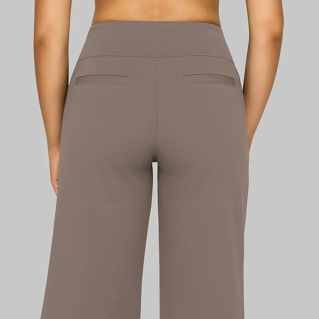 Pantalon confortable gris taupe, vue arrière avec coutures et poches plaquées