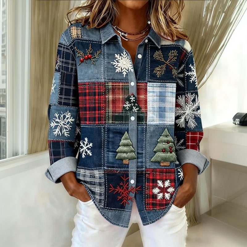 Chemisier en jean patchwork boutonné, manches longues, motifs flocons et sapins.