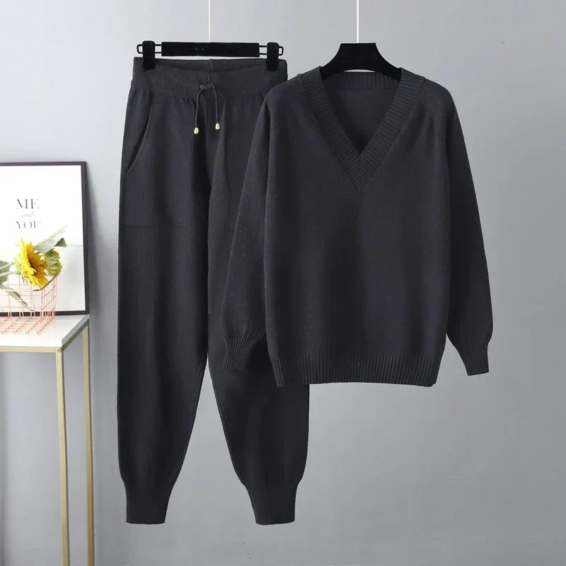 Ensemble foncé : pull col V côtelé et pantalon jogging à cordon