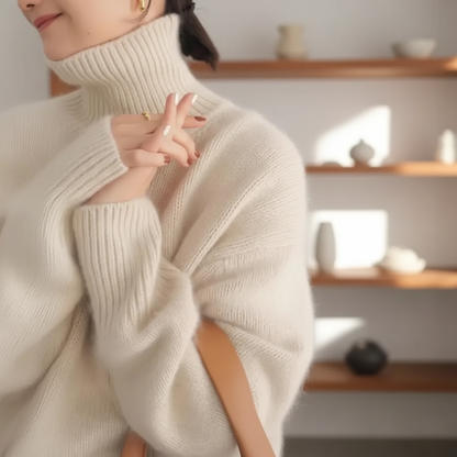 Pull oversize en cachemire crème, col roulé côtelé, maille texturée.