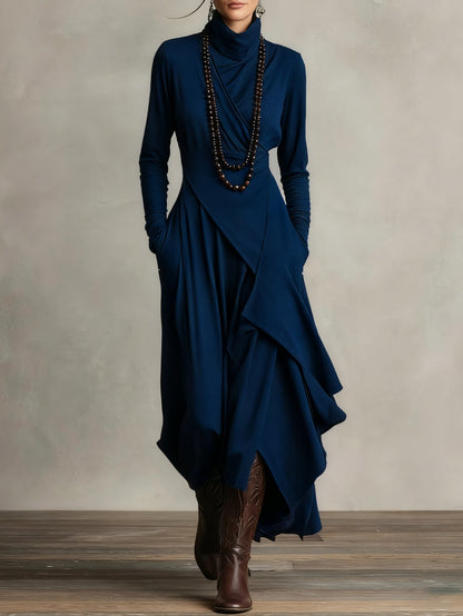 Robe en laine bleue à col montant, drapé croisé, manches longues et ourlet asymétrique