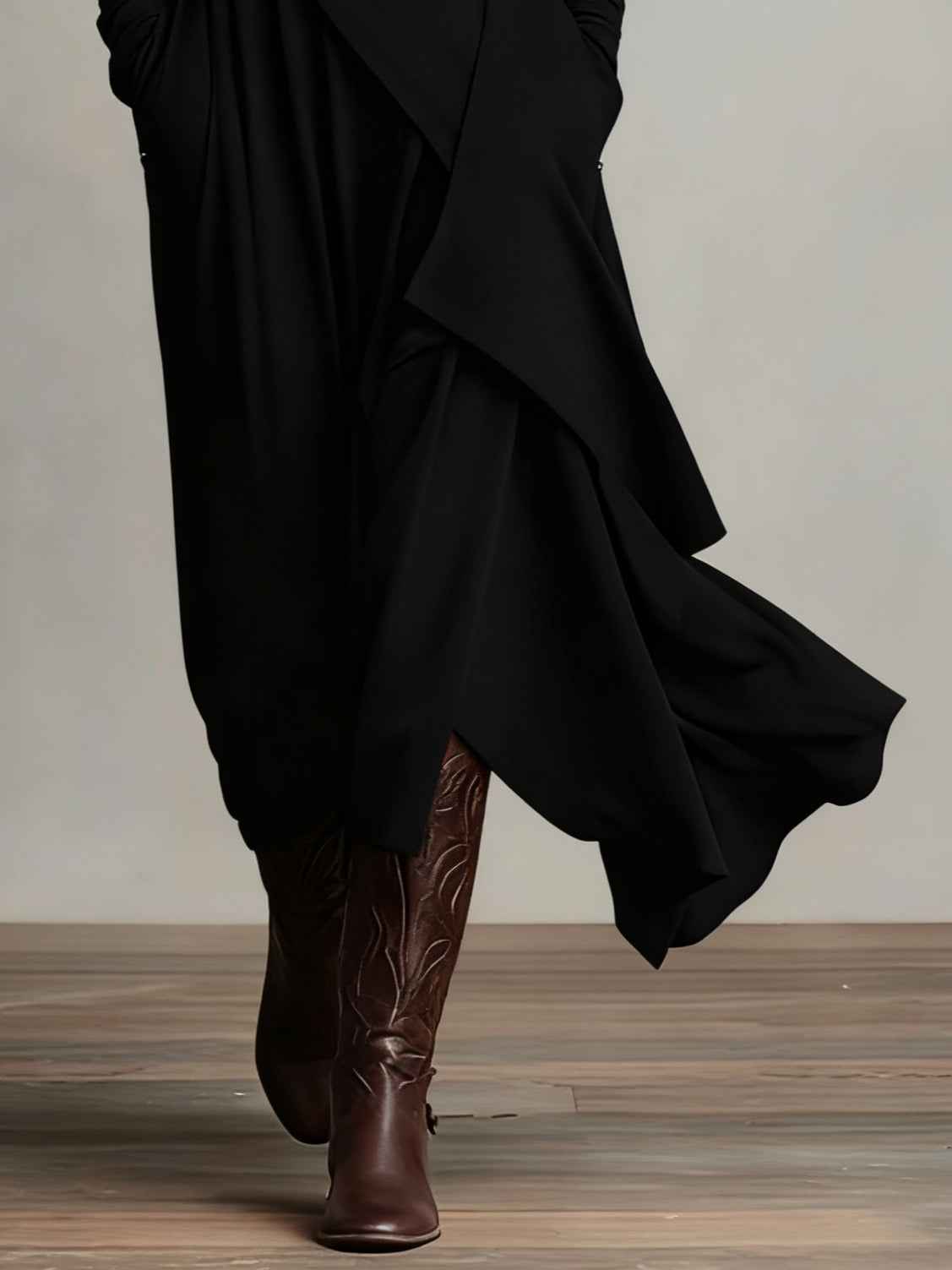 Robe en laine noire à pan drapé croisé, ourlet asymétrique, manches longues
