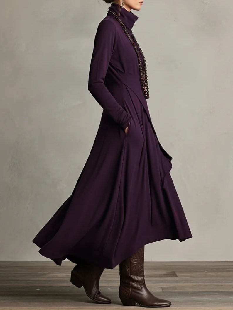 Robe en laine violette à col montant, drapé croisé sur l’avant, ourlet large