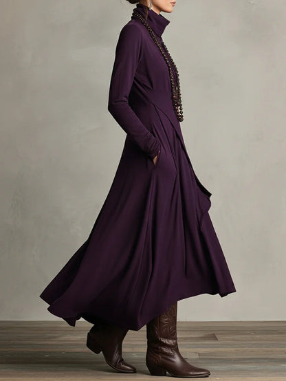 Robe en laine violette à col montant, drapé croisé sur l’avant, ourlet large