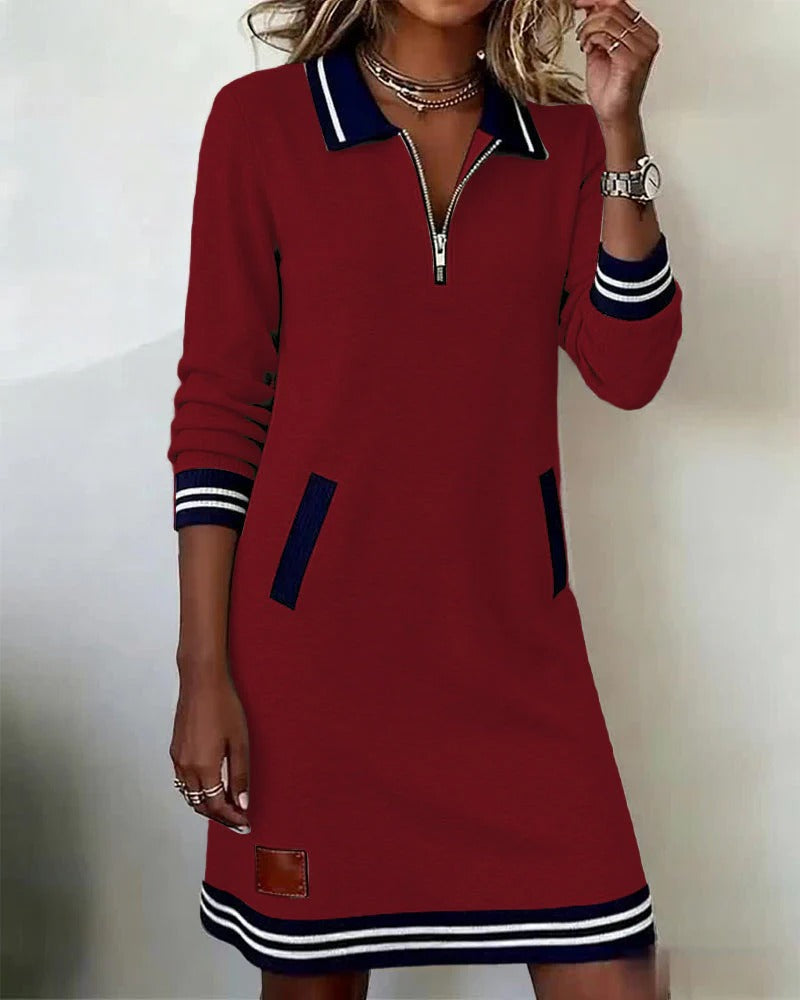 Robe sport-chic rouge bordeaux mi-longue à zip, col bleu marine, bandes rayées, poches.
