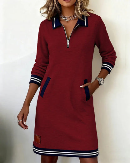 Robe sport-chic bordeaux à demi-zip, col bleu marine, manches 3/4, rayures blanches.