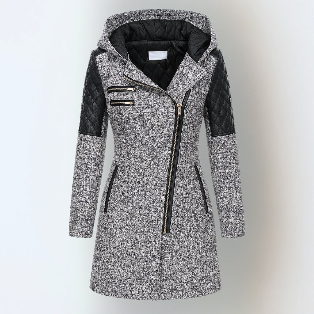 Manteau d’hiver gris chiné à capuche, fermeture zippée, empiècements matelassés noirs.
