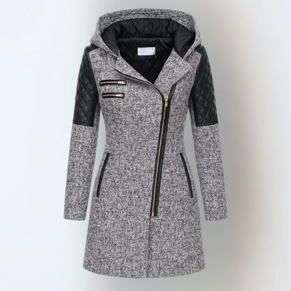 Manteau d’hiver gris chiné à capuche, fermeture zippée, empiècements matelassés noirs.