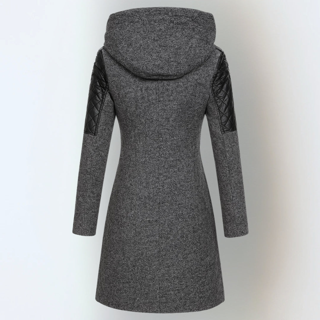 Manteau d’hiver gris chiné à capuche, dos évasé léger, manches matelassées noires.