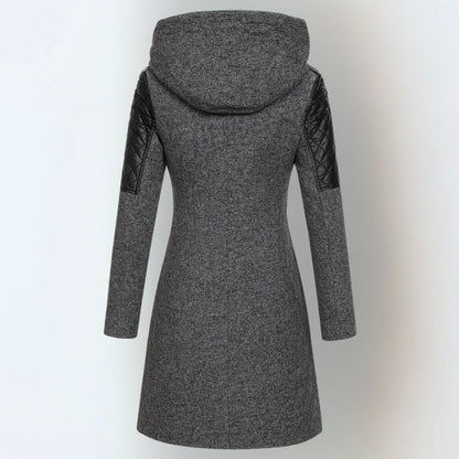 Manteau d’hiver gris chiné à capuche, dos évasé léger, manches matelassées noires.