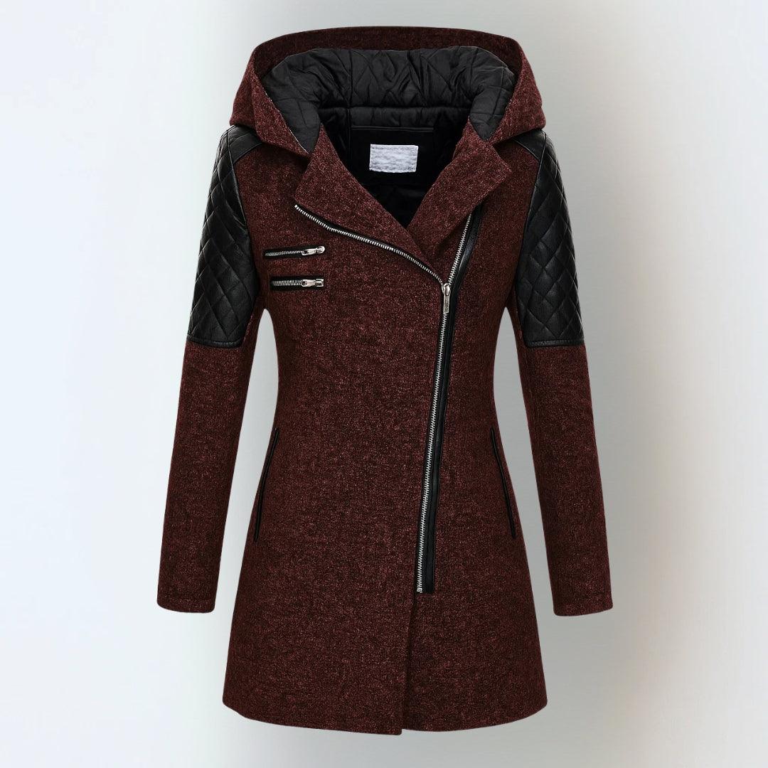 Manteau d’hiver bordeaux, capuche doublée noire, fermeture zippée, manches matelassées.