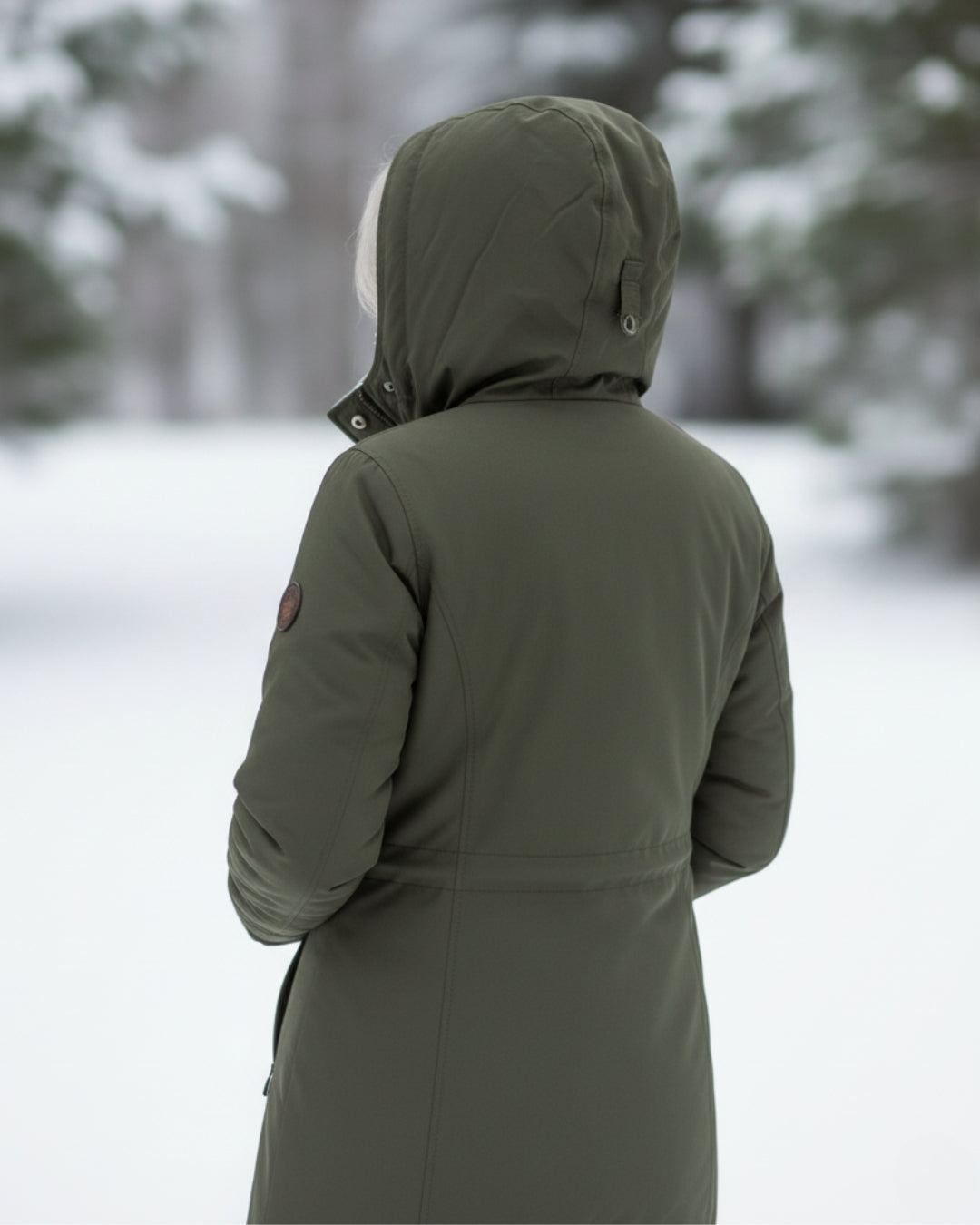 Parka réversible verte, vue de dos : capuche, couture verticale, poches, fermeture centrale.