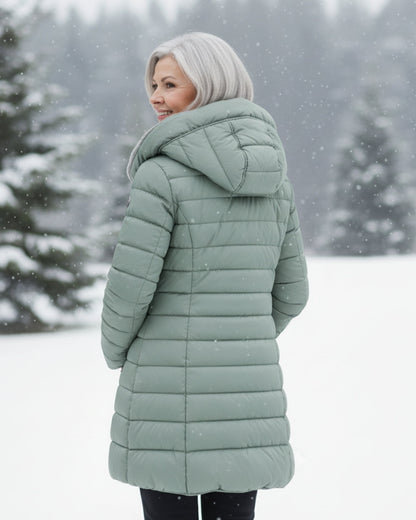 Manteau d’hiver vert clair vu de dos, capuche et panneaux matelassés