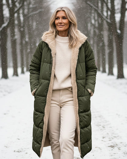 Manteau réversible à capuche, sherpa beige sur doudoune vert olive, zip sur le devant.