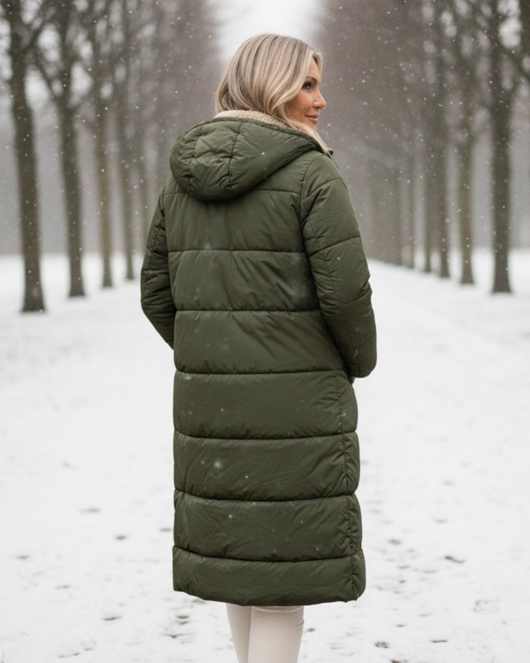 Manteau réversible matelassé à capuche, vue de dos vert olive, doublure beige au col.