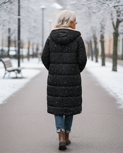 Manteau réversible matelassé à capuche noire, vue de dos, doublure beige visible au col.