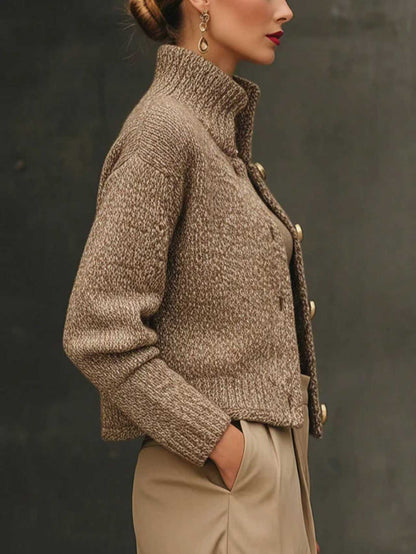 Veste en laine or-beige, vue de profil, col montant et boutons sur le devant.